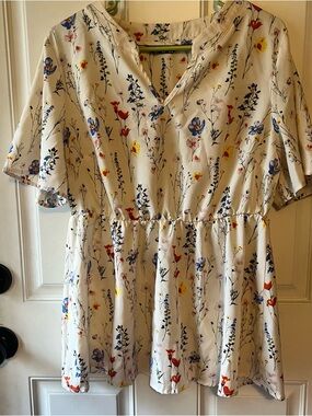 BloomChic Cream Floral V-Neck Peplum Top size 12 NWOT